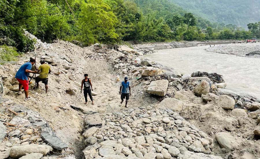 बर्खा लागेपछि बस्ती जोगाउन तटबन्ध