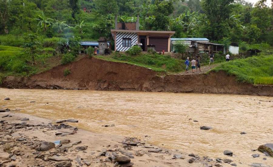 गोरखामा बाढीले घर बगायो, सडक अवरुद्ध