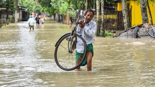 भारतको गुजरातमा  भारी वर्षा र बाढी, २४ घण्टामा ६३ जनाको मृत्यु