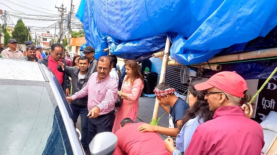 आमरण अनसन बसेका लगानीकर्ताको स्वास्थ्यमा समस्या आएपछि अस्पतालमा