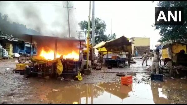 कर्नाटकमा दुई समुदायबीच झडप, बजारमा आगजनी