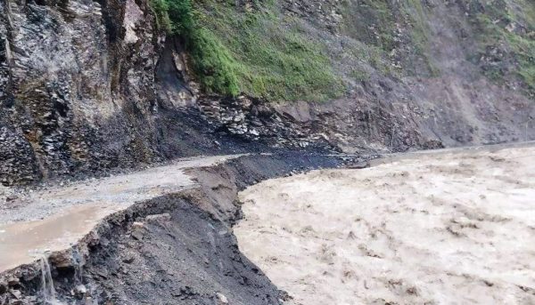 सेती नदीले सडक कटान गरेपछि बझाङमा यातायात बन्द