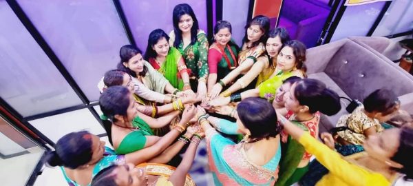 बढ्दै साउनमा मेहन्दी र हरिया चुरा लगाउने ‘क्रेज’