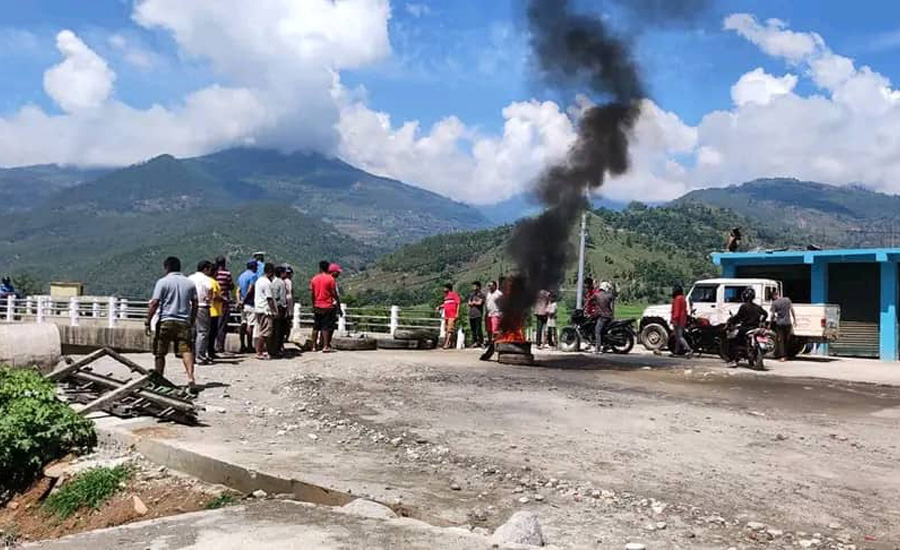 अछाम हत्या प्रकरण : हत्यारा पक्राउ नपरेपछि पाँच दलले गरे यातायात बन्द