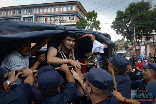 अर्थमन्त्रीको राजीनामा माग्दै प्रदर्शन, केही पक्राउ