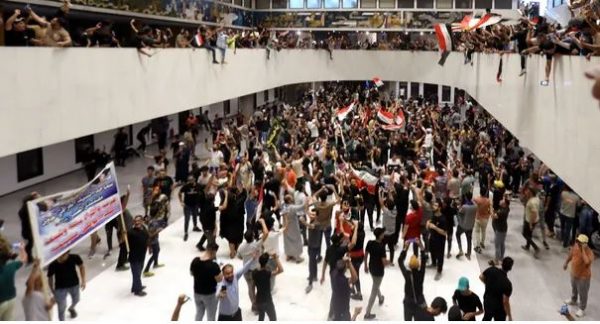 इराकको संसद भवनमा पसे सयौँ प्रदर्शनकारी