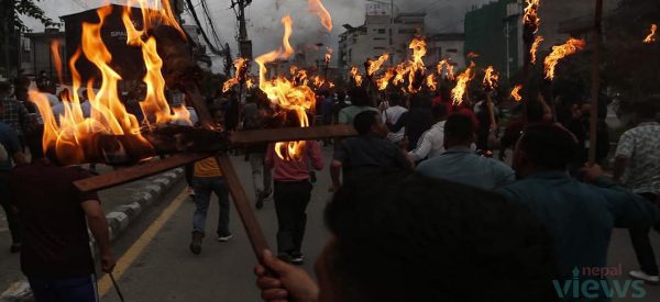 हतियार खरिद गर्ने निर्णयविरुद्ध युवा संघको मसाल जुलुस (तस्वीरहरु)