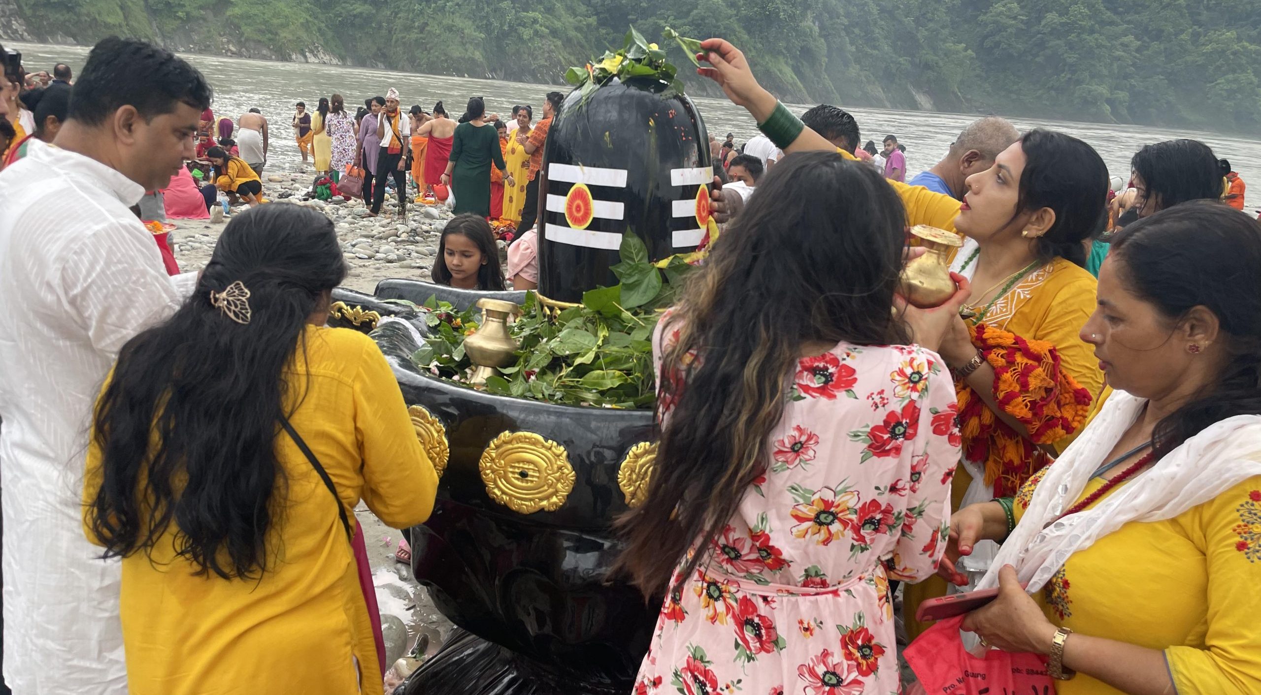 साउनको पहिलो सोमबार, पशुपतिनाथ सहित देशभरका शिवालयमा दर्शनार्थीहरुको घुईँचो