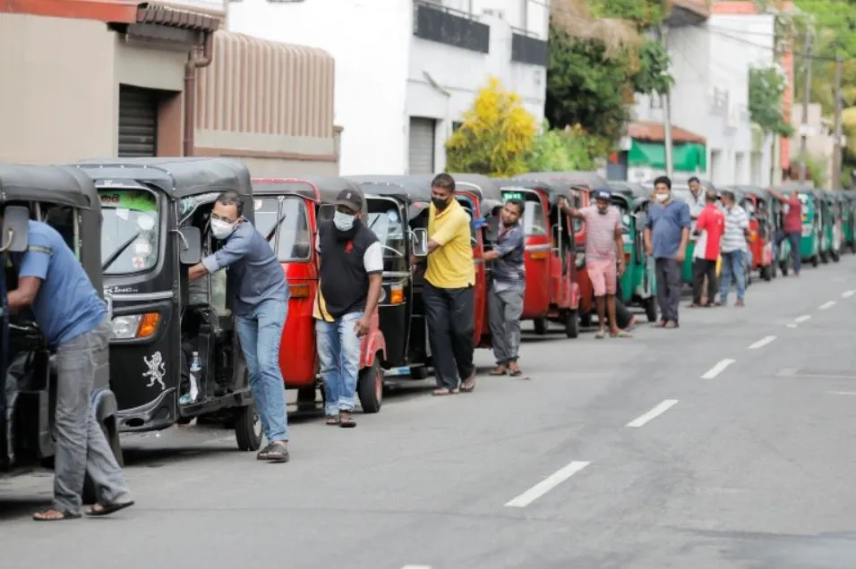श्रीलङ्कामा इन्धन भण्डारण सकियो, कोटाको पेट्रोल पाउन दिनभरि लाइनमा