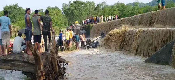 उत्तराखण्डमा बाढीले जीप बगायो, १० मध्ये एक युवती मात्र बाँच्न सफल