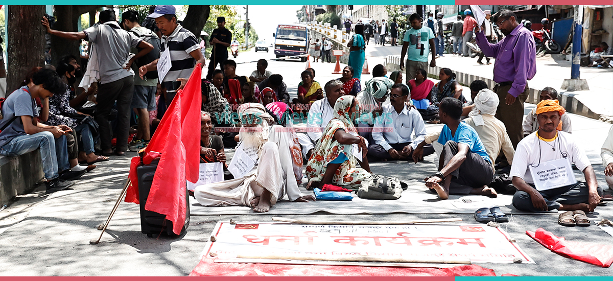 न्याय माग्दै नवलपरासीका मिटरब्याजी पीडितहरू ३ सातादेखि धर्नामा (तस्वीरहरू)