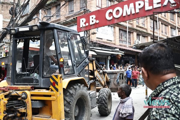 यसरी भत्काइयो आरबी कम्प्लेक्सका अवैध संरचना (तस्वीरहरू)