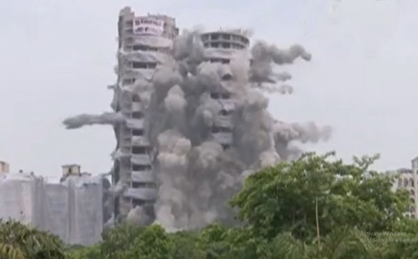 ९ सेकेन्डमै यसरी ढले भारतका ट्विन टावर