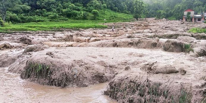 भद्रुटारका दर्जनौँ घरपरिवार बाढी र पहिरोको जोखिममा, सयौं रोपनी खेतमा बाढी पस्यो