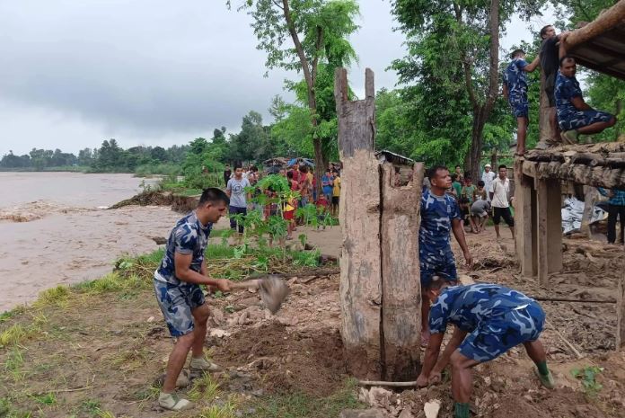 चौधर नदीको बाढी बस्तीमा पस्यो, उद्धारमा खटिए प्रहरी र स्थानीय