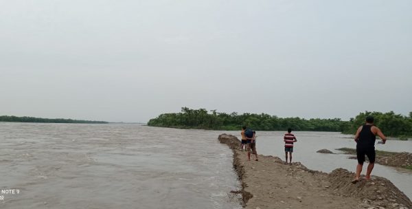कोशी नदी उदयपुरको बस्तीमा पस्यो, केही बस्ती जोखिममा, हजारौँ नागरिक प्रभावित