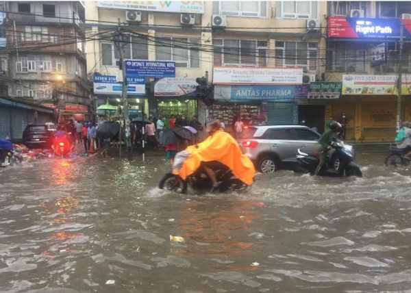 जलमग्न पुतलीसडकमा तैरिरहेको फोहोर (हेर्नुहोस् तस्वीर)