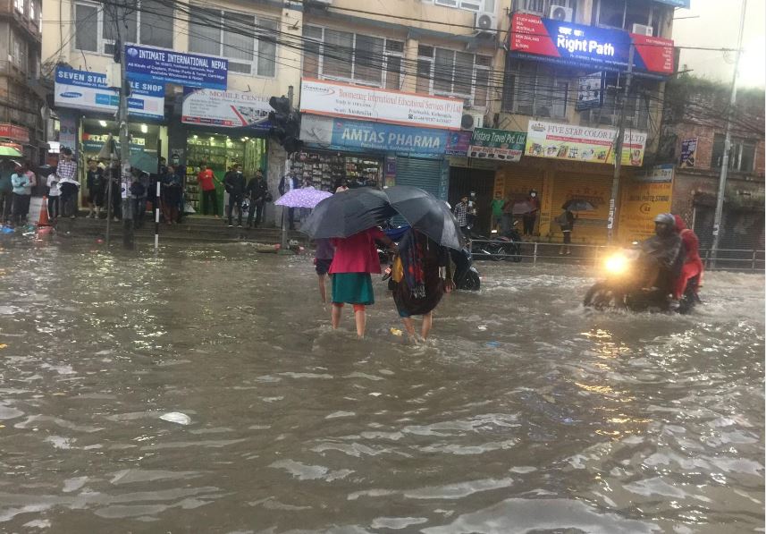 जलमग्न पुतलीसडकमा तैरिरहेको फोहोर (हेर्नुहोस् तस्वीर)