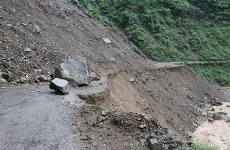 सुक्खा पहिरोले कोशी राजमार्ग अवरुद्ध