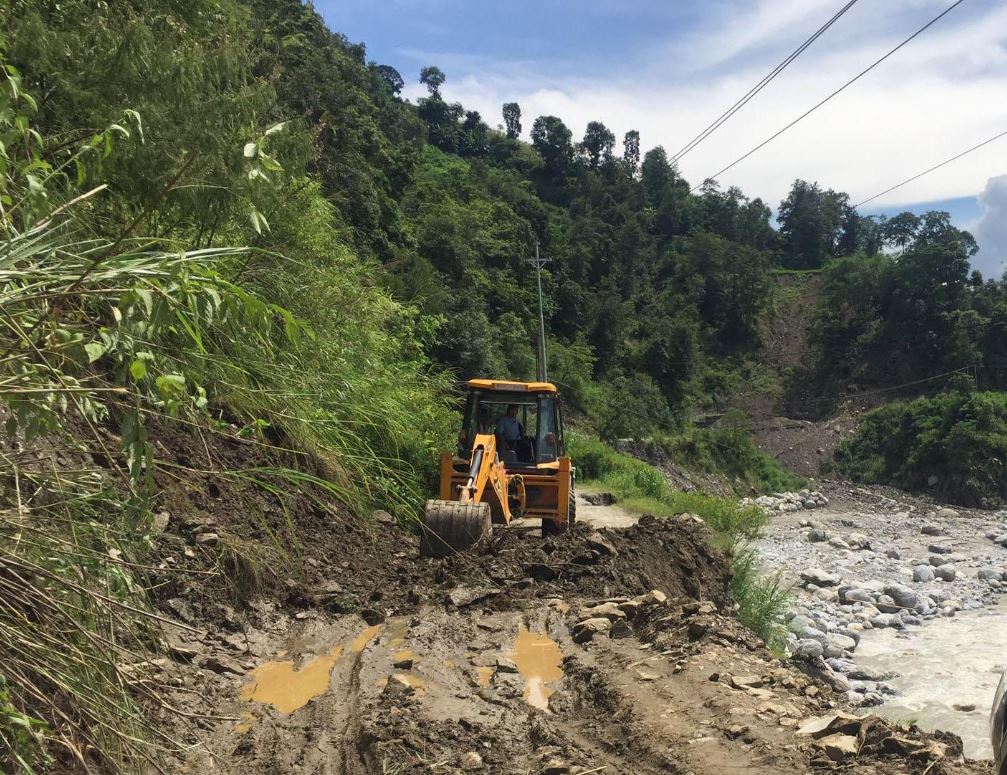 माओवादीको अभियानबाट सडक मर्मत