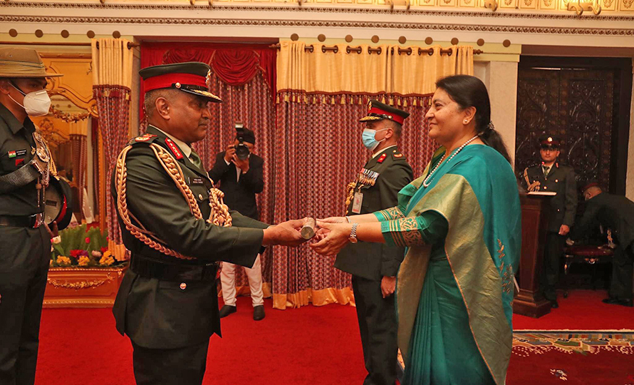 राष्ट्रपतिद्वारा भारतीय सेनाध्यक्ष पांडेलाई नेपाली सेनाको मानार्थ महारथी दर्जा प्रदान
