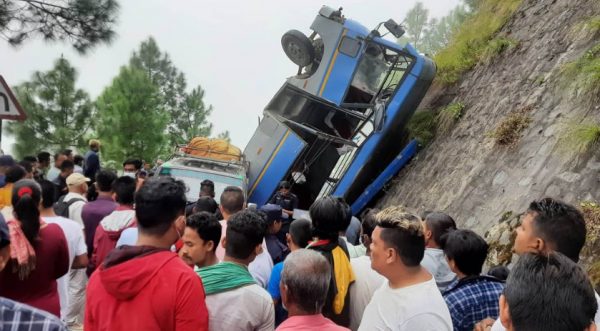 भीमफेदीमा बस दुर्घटना, ६ जनाको मृत्यु, उद्दार जारी