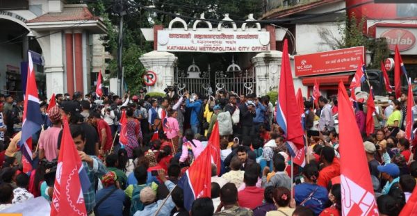 काठमाडौं महानगरपालिकाको कार्यालय घेर्न पुगे फुटपाथ व्यापारी