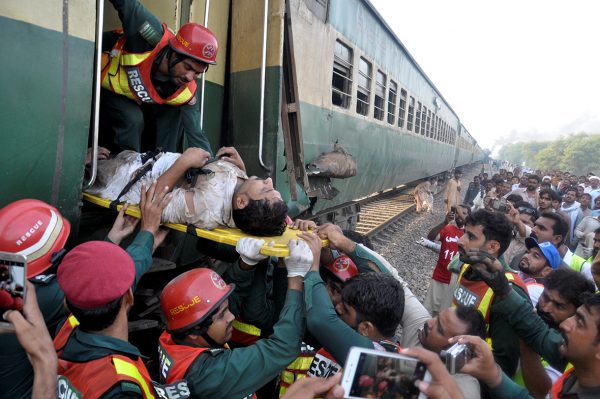 पाकिस्तानमा रेल दुर्घटना : १९ को मृत्यु, १२ सयभन्दा बढी घाइते