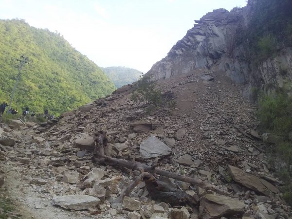 खुर्कोट–घुर्मी सडकखण्ड अवरुद्ध, सयौँ यात्रु अलपत्र