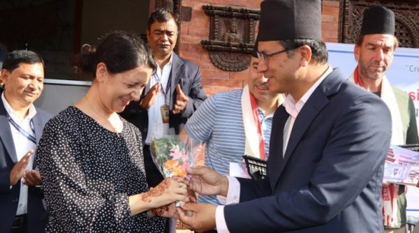  ४३औं विश्व पर्यटन दिवस : पहिलो उडानबाट नेपाल भित्रिएका पर्यटकलाई विमानस्थलमा स्वागत