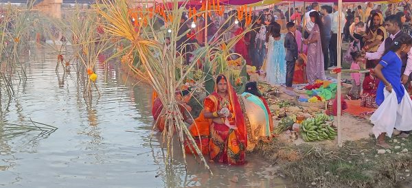 छठ पर्व – अस्ताउँदो सूर्यलाई अर्घ्य दिइयो, मधेशमा भोलि सार्वजनिक बिदा