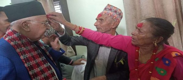 बुबा र बडीआमाको हातबाट ओलीले टीका लगाए ,  कार्यकर्तालाई भने साइत अघिनै टीका लगाइदिए