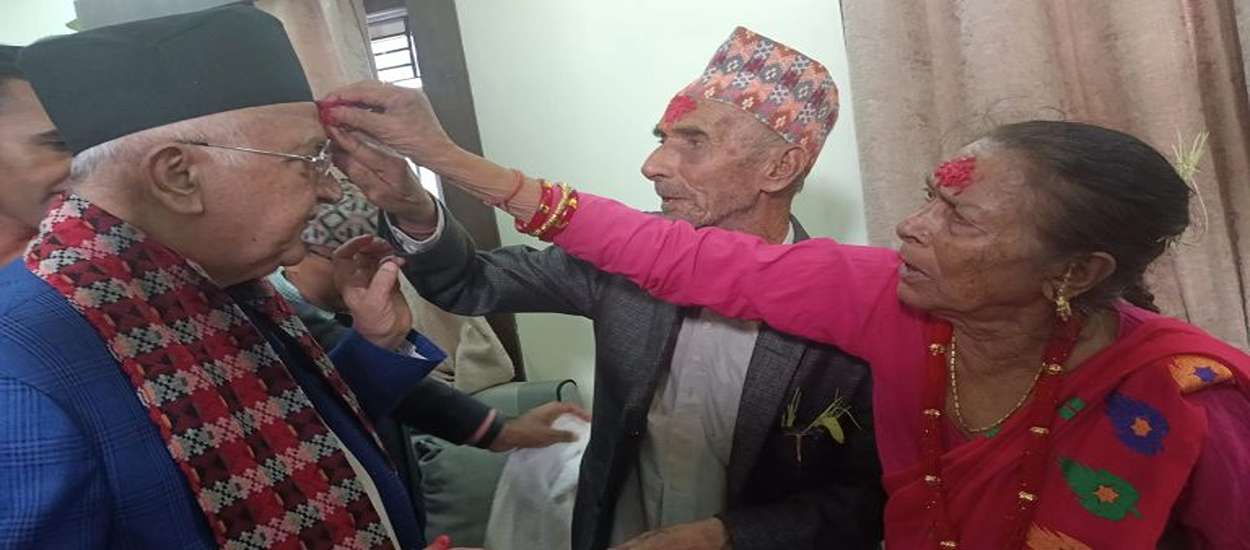 बुबा र बडीआमाको हातबाट ओलीले टीका लगाए ,  कार्यकर्तालाई भने साइत अघिनै टीका लगाइदिए