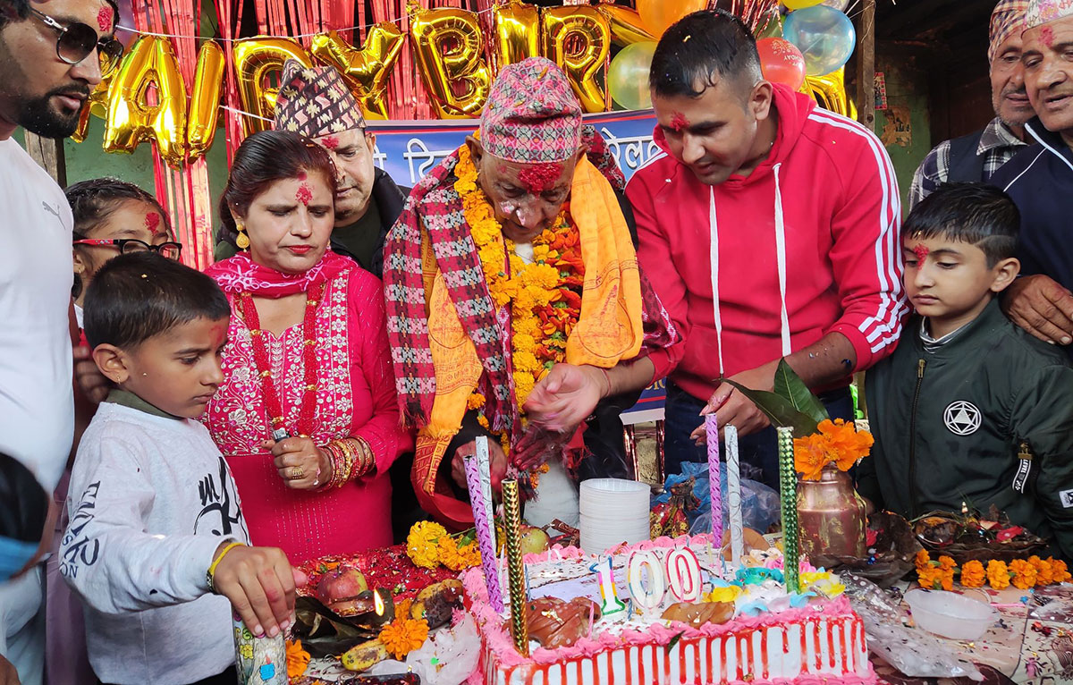  गोरखा-२ मा प्रचण्डका प्रतिस्पर्धी उम्मेदवार टिकादत्त पोखरेलले मनाए १००औं जन्मदिन