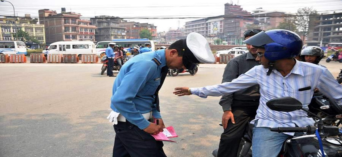काठमाडौंको होली: ट्राफिक नियम उल्लंघन गर्ने ६४९ मोटरसाइकल चालक कारबाहीमा