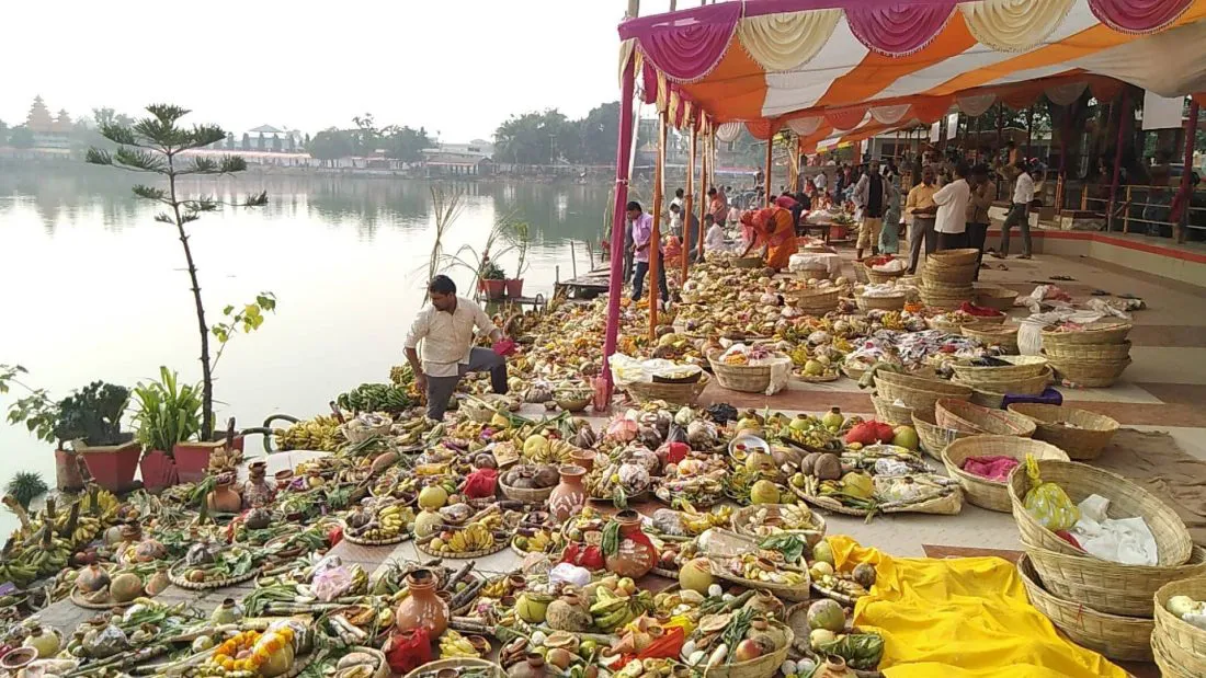 आज छठको मुख्य दिन: अस्ताउँदो सूर्यलाई अर्घ्य दिइँदै