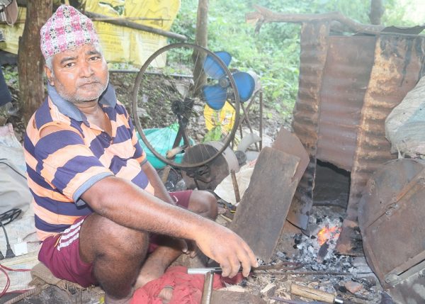 फलाम पिट्न विश्वकर्माले बनाए विद्युतबाट चल्ने स्वचालित घन