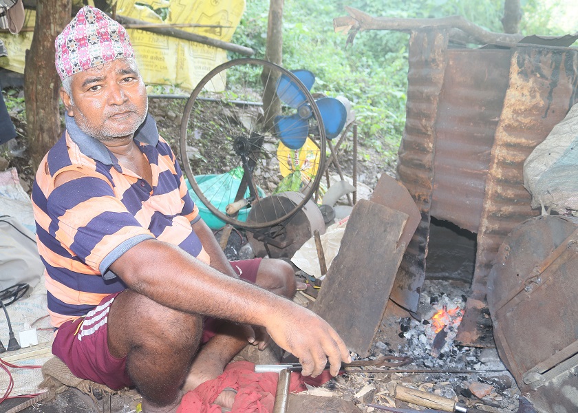 फलाम पिट्न विश्वकर्माले बनाए विद्युतबाट चल्ने स्वचालित घन