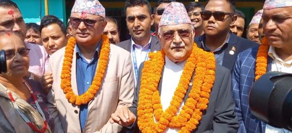 एमाले अध्यक्ष ओलीले झापा पुगेर गराए उम्मेदवारी मनोनयन दर्ता