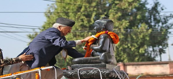 प्रधानमन्त्री देउवाद्वारा शंखधरको शालिकमा माल्यार्पण