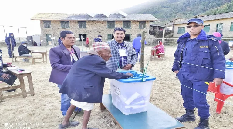 म्याग्दीमा १०७ वर्षीय वृद्धले गरे मतदान