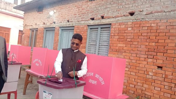 एमाले नेता रघुवीर महासेठले गरे मतदान