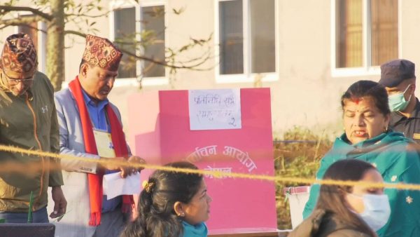 मकवानपुरमा मतदान गर्न उत्साहित मतदाता, बिहानैबाट मतदानस्थलमा लामबद्ध