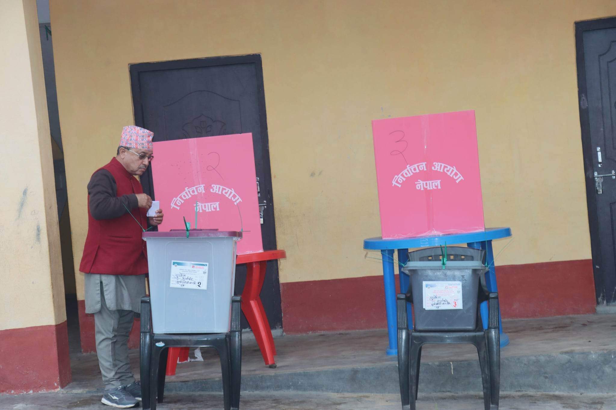 कांग्रेस उपसभापति पूर्णबहादुर खड्काले सुर्खेतबाट गरे मतदान