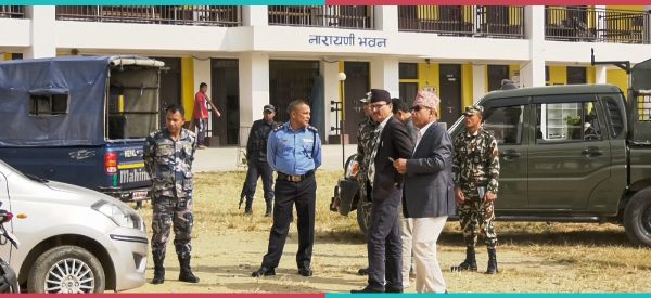 मकवानपुरका मतदान केन्द्रमा पुगे कर्मचारी र सुरक्षाकर्मी