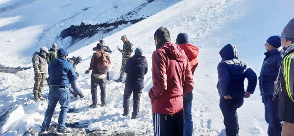 केहि ठाउँमा बाक्लो हिमपातका कारण कर्मचारी पुग्न सकेनन्, हुम्लामा हेलिकप्टरको प्रयोग