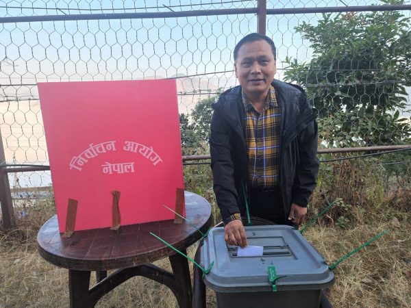 कुलमान घिसिङले रामेछापबाट गरे मतदान