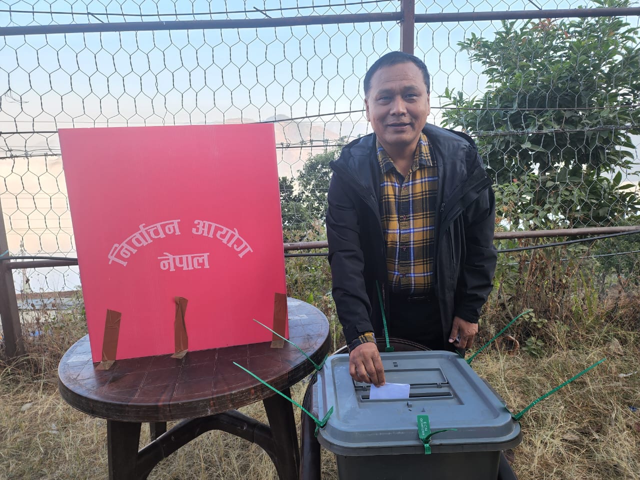 कुलमान घिसिङले रामेछापबाट गरे मतदान