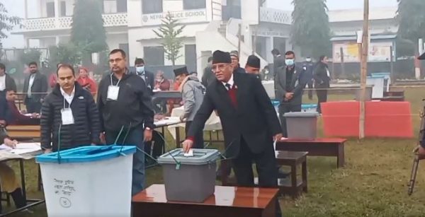 प्रचण्डले चितवनबाट गरे मतदान, खुसी लागेको भनाई