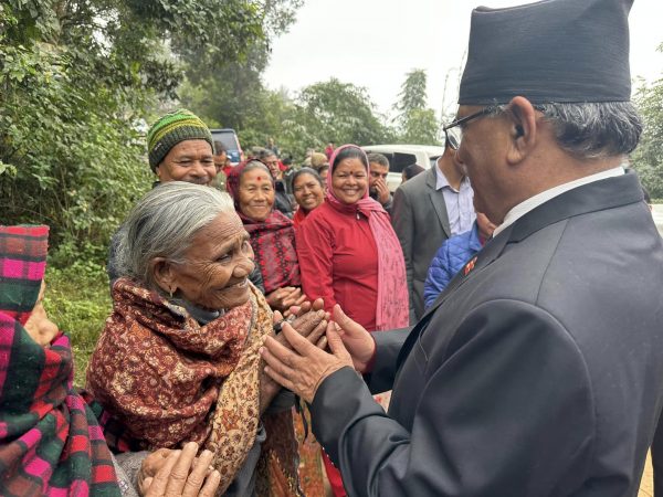 चितवनमा भोट हालेर गोरखा पुगे प्रचण्ड